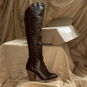 Women’s size 8 brown knee high boots.
